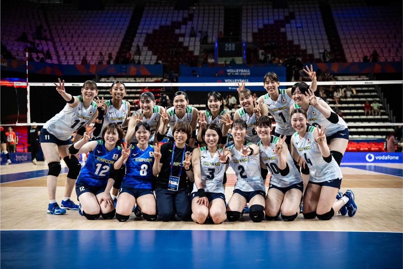 集合写真に納まる日本代表選手（C）FIVB