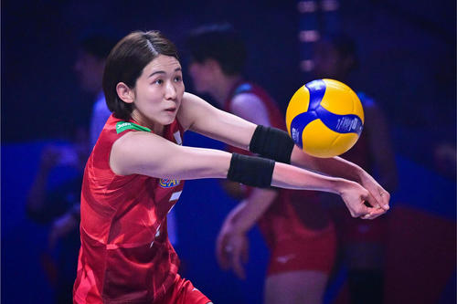 練習でレシーブする古賀紗理那（C）FIVB