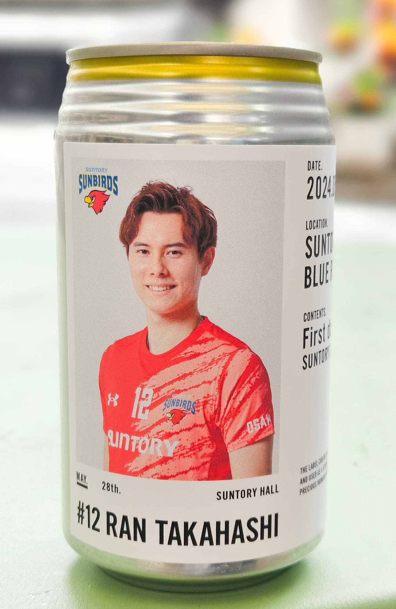 入団会見で報道陣に配られたサントリー高橋藍のラベルの炭酸飲料（撮影・鈴木みどり）