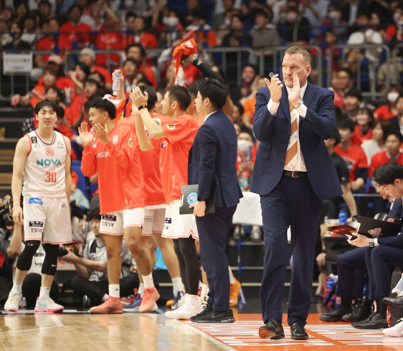 琉球対広島　第2Q、拍手する広島ミリングヘッドコーチ（右）（撮影・宮地輝）