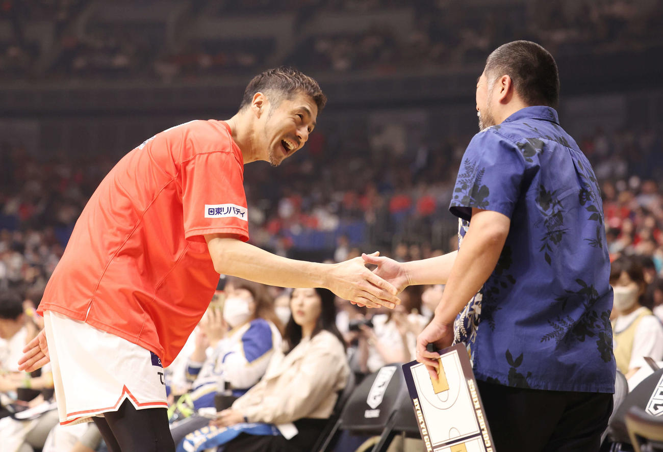 琉球対広島　試合前、琉球桶谷ヘッドコーチ（右）と笑顔で握手する広島朝山（撮影・宮地輝）