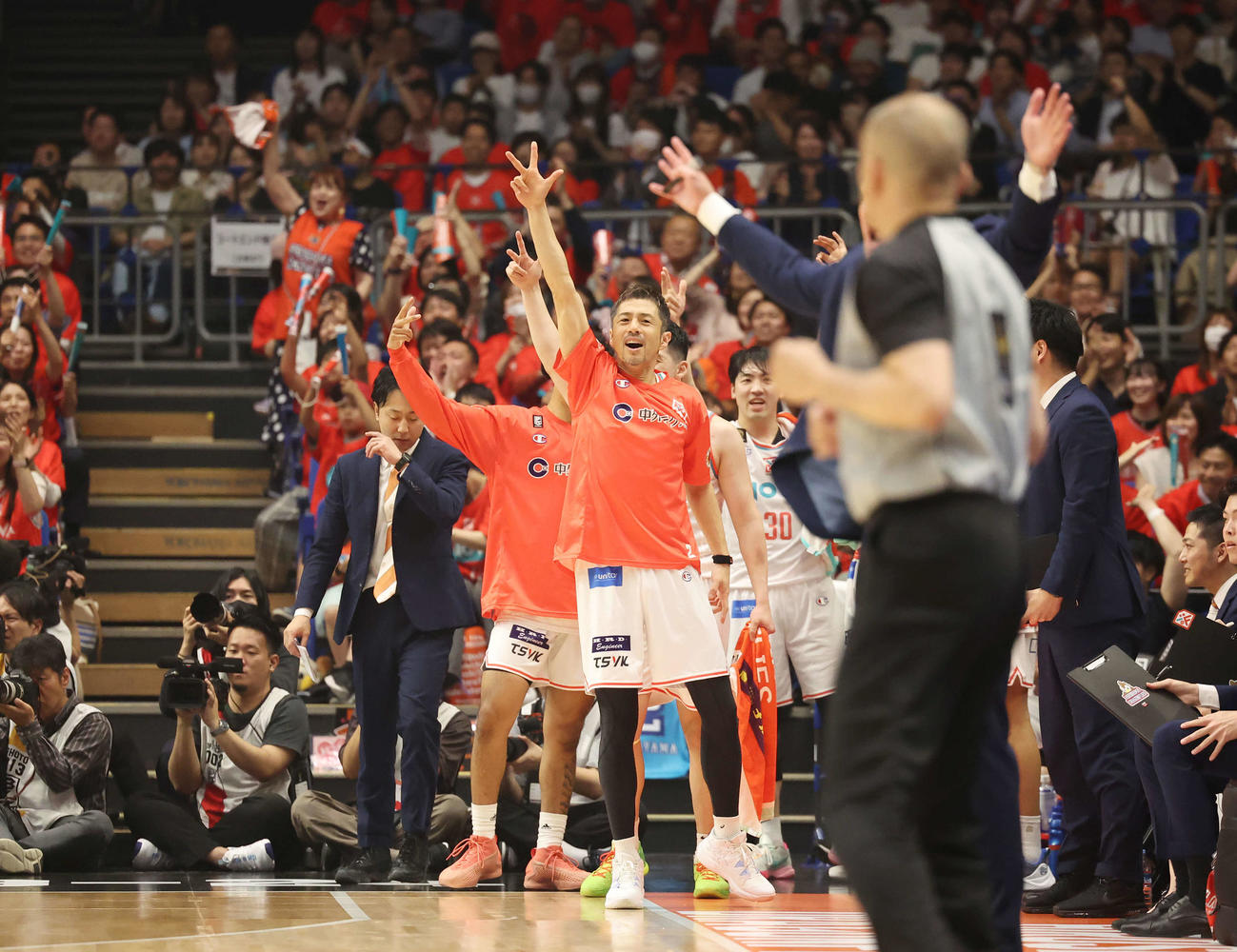 琉球対広島　第1Q、広島船生が3点シュートを決め盛り上がる朝山（中央）ら（撮影・宮地輝）