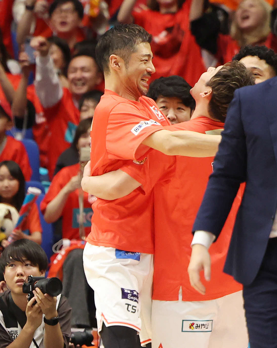 琉球対広島　初優勝を果たし歓喜する広島朝山（左）ら選手たち（撮影・宮地輝）