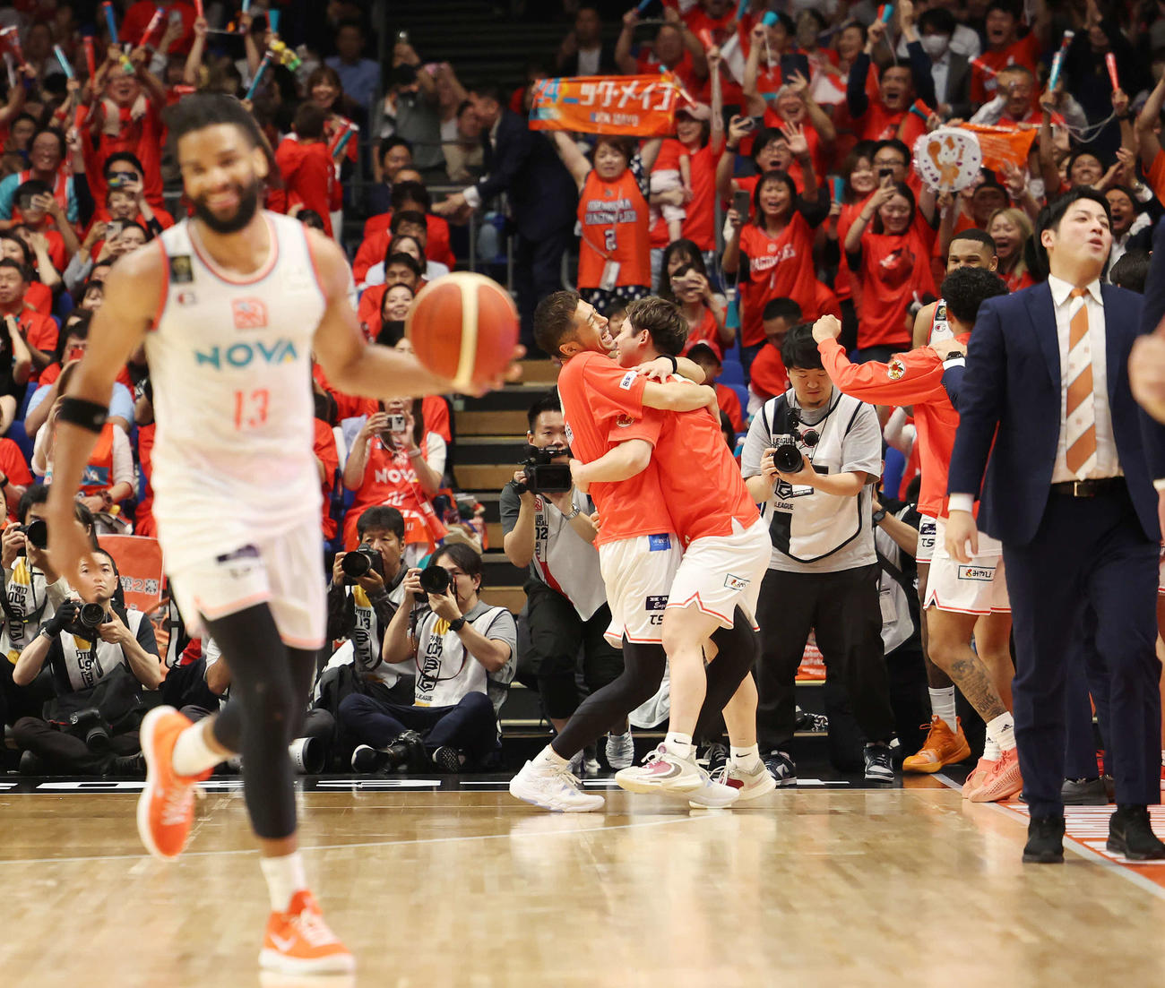 琉球対広島　初優勝を果たし歓喜する広島朝山（中央左）ら選手たち（撮影・宮地輝）