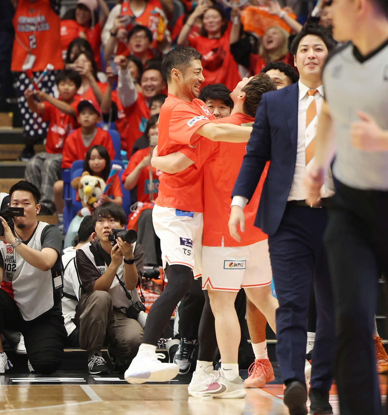 琉球対広島　初優勝を果たし歓喜する広島朝山（左）ら選手たち（撮影・宮地輝）