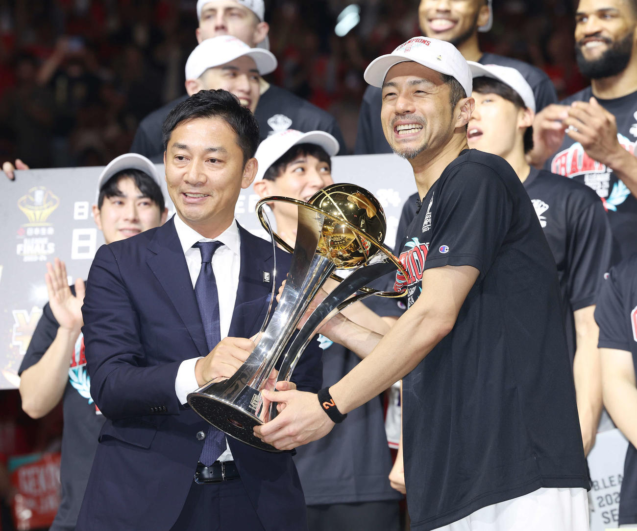 琉球対広島　初優勝を果たし島田チェアマン（左）からトロフィーを受け取る広島朝山（撮影・宮地輝）