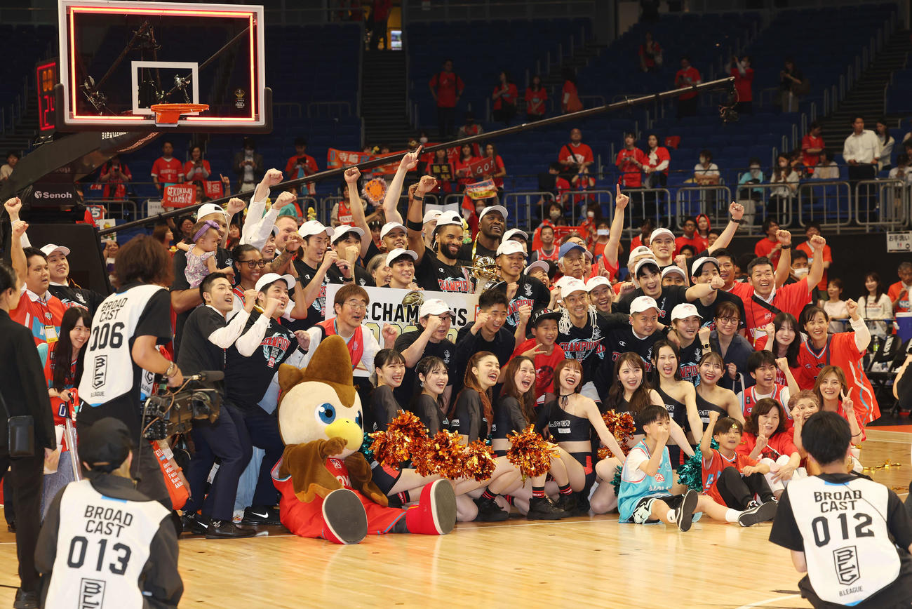 琉球対広島　初優勝を果たし関係者で記念撮影する広島の選手たち（撮影・宮地輝）