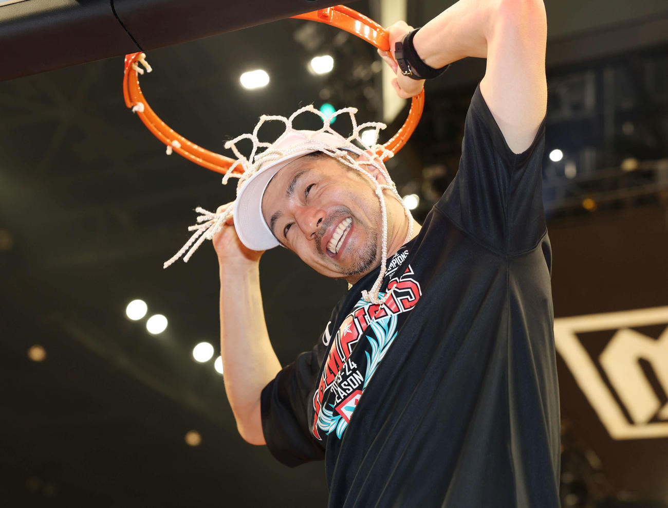 琉球対広島　初優勝を果たしネットカットした広島朝山（撮影・宮地輝）