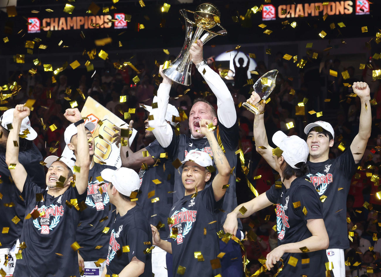 琉球対広島　初優勝を果たしトロフィーを掲げる広島ミリングヘッドコーチ（後列右から2人目）と歓喜する選手たち（撮影・宮地輝）