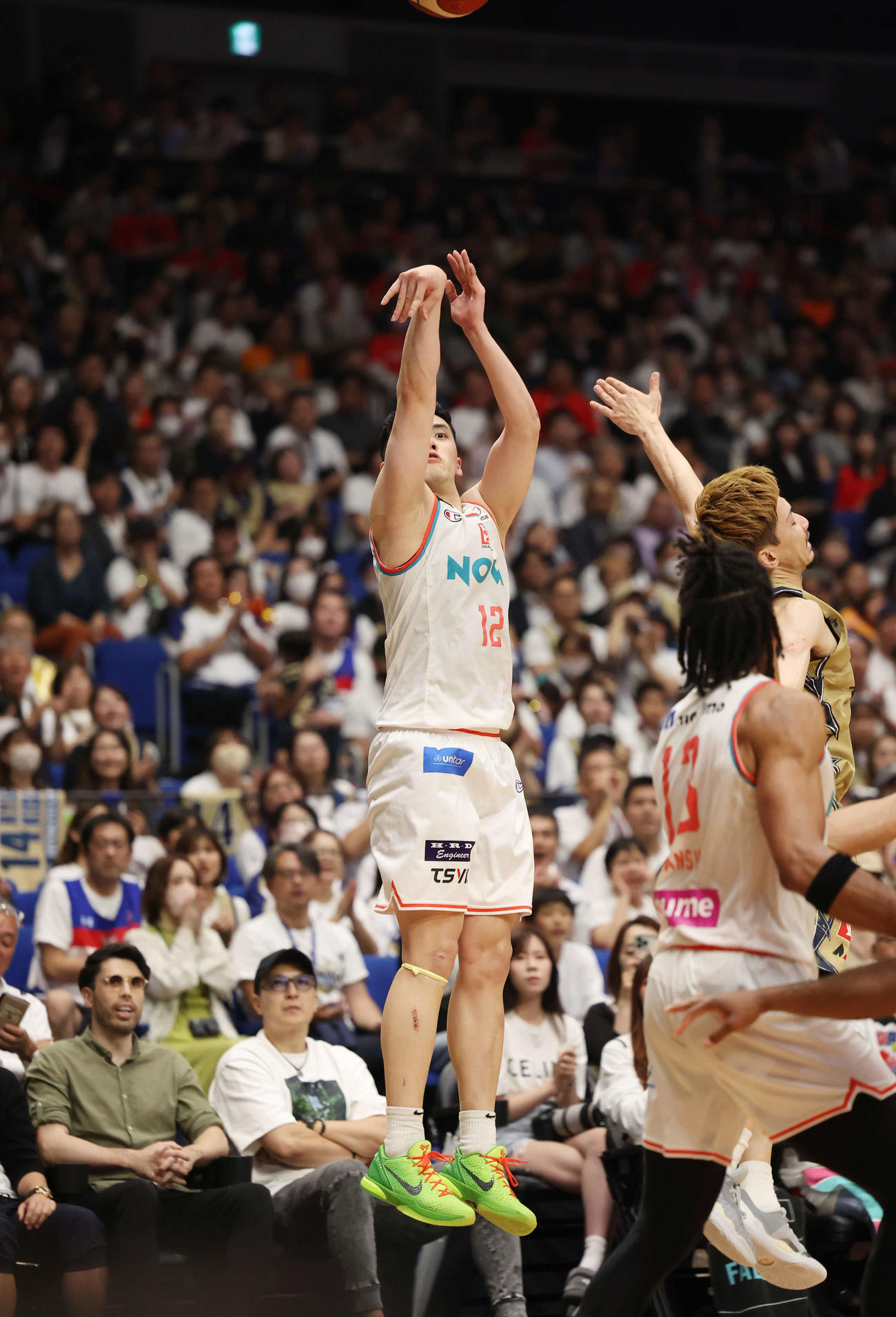 琉球対広島　第4Q、3点シュートを決める広島中村（撮影・宮地輝）