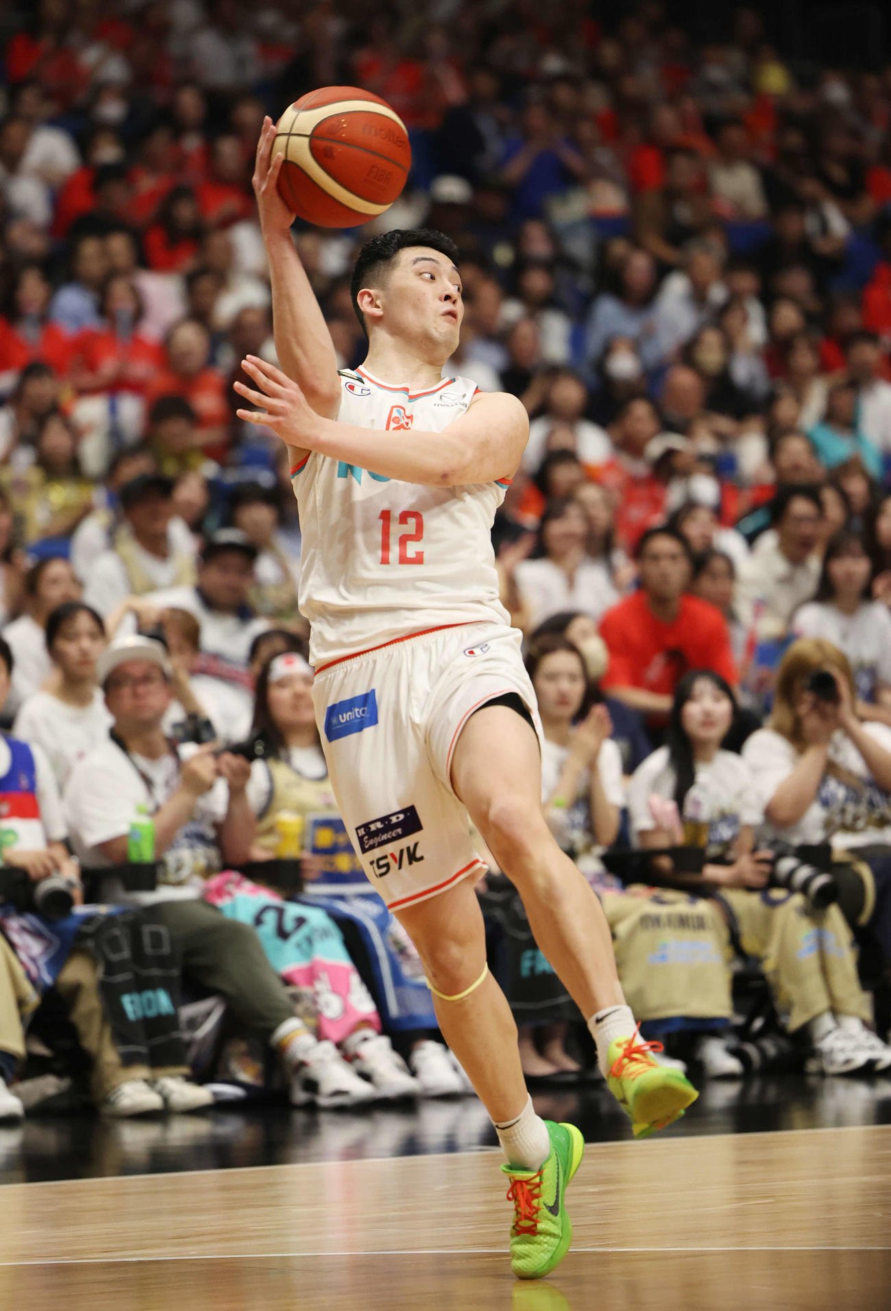 琉球対広島　第3Q、パスを出す広島中村（撮影・宮地輝）