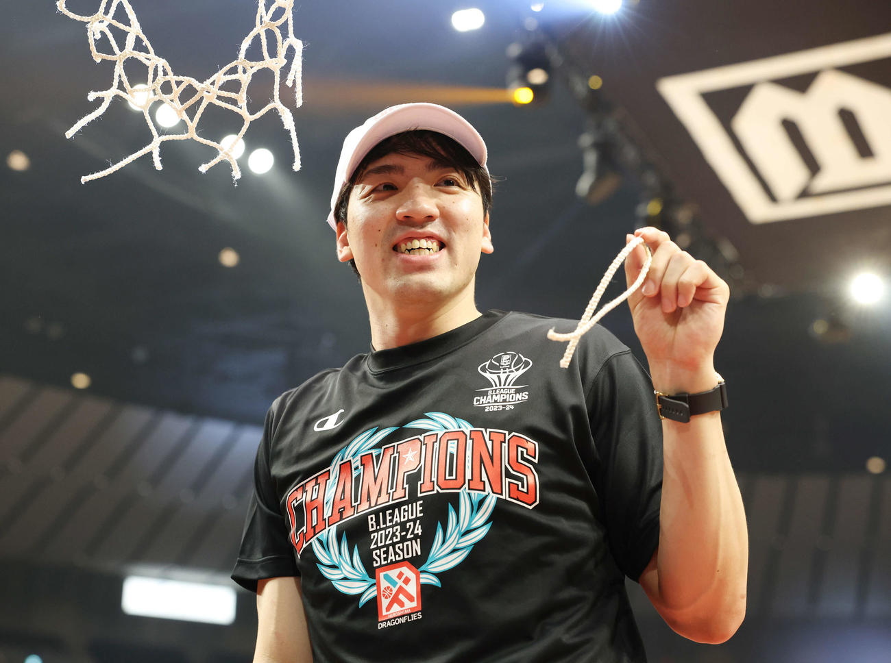 琉球対広島　初優勝を果たしネットカットした広島山崎（撮影・宮地輝）