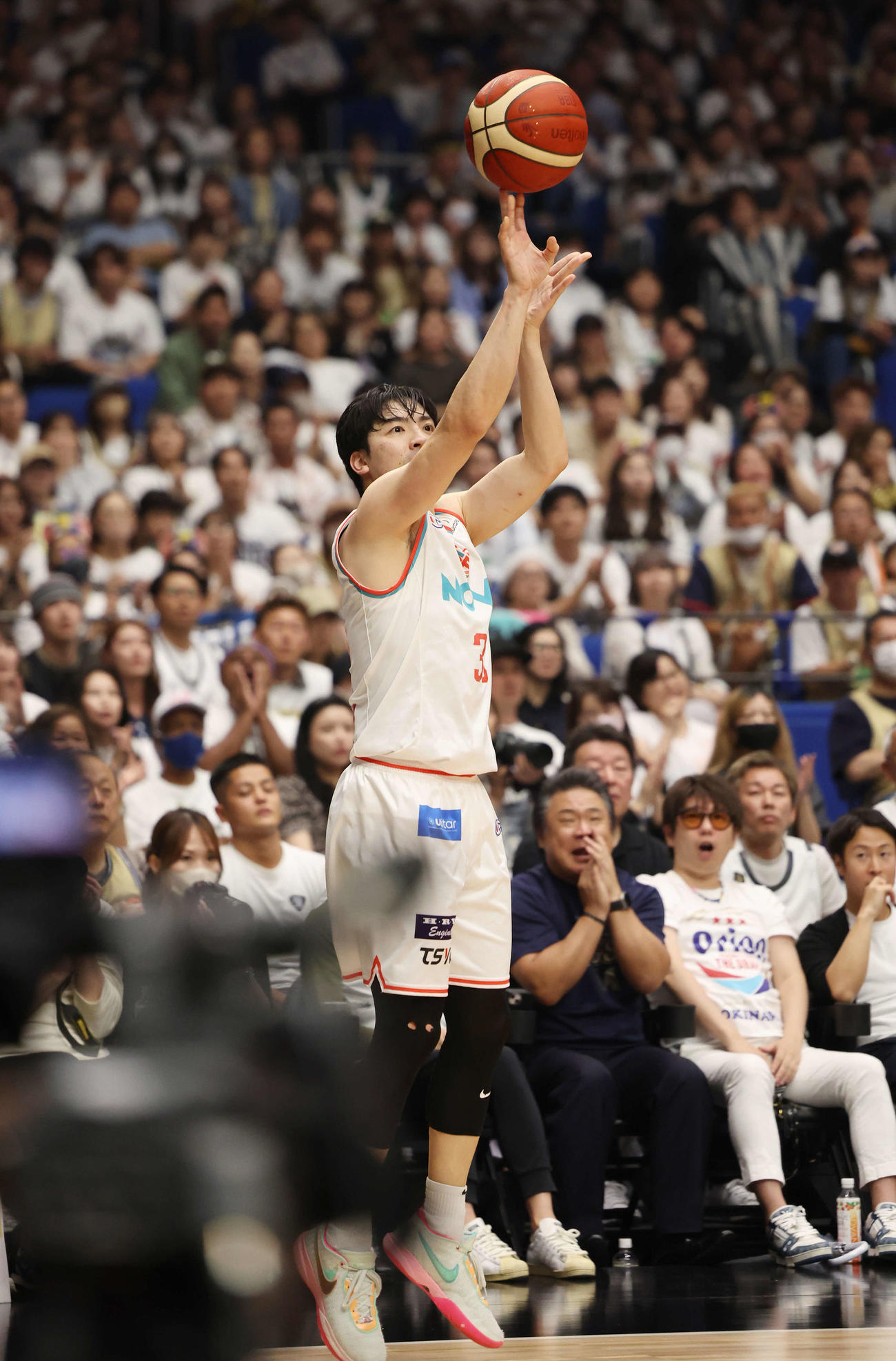 琉球対広島　第3Q、3点シュートを決める広島山崎（撮影・宮地輝）