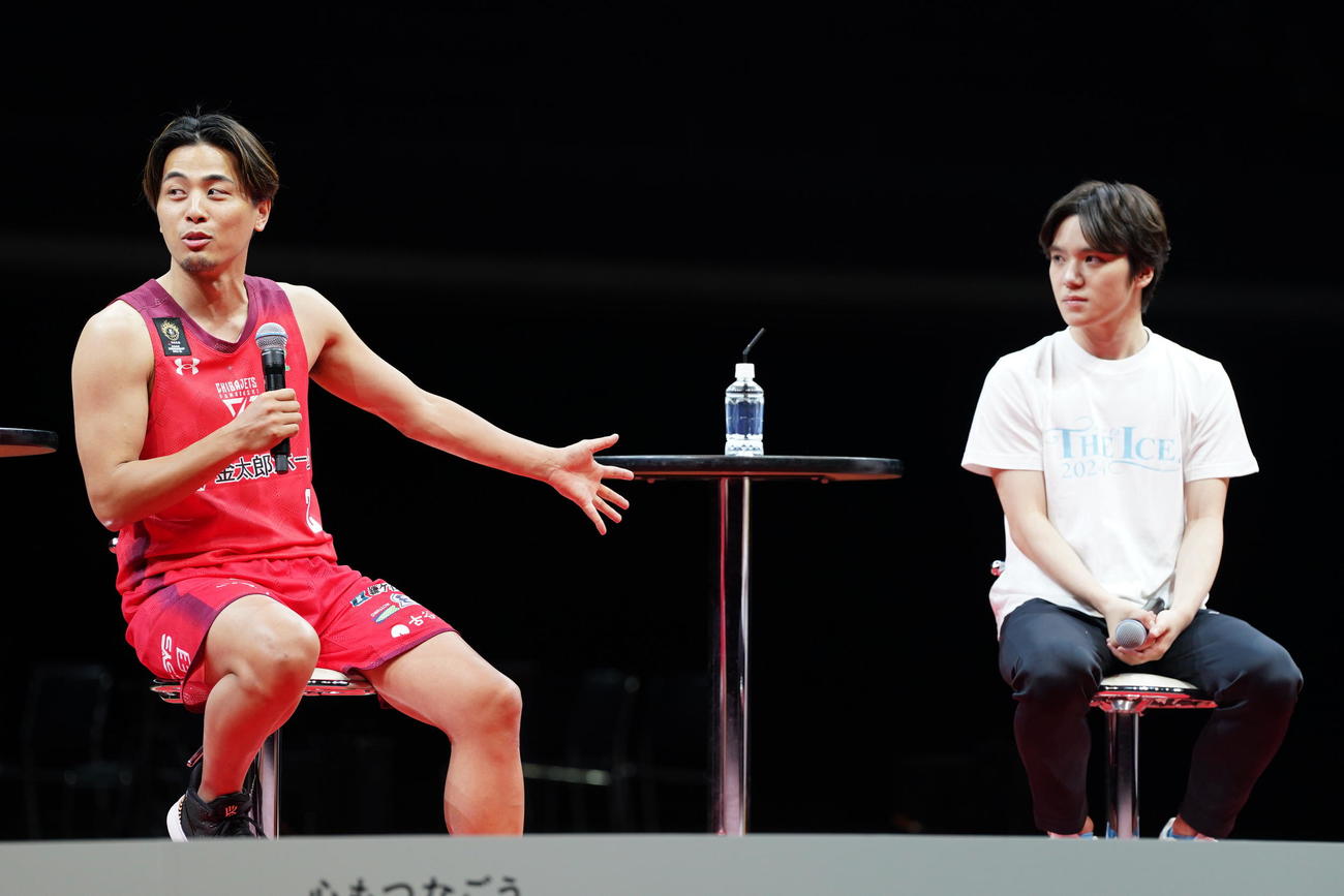 LaLa arena TOKYO－BAYのお披露目イベントのトークショーに臨む千葉ジェッツ・富樫（左）とプロフィギュアスケーターの宇野（撮影・小沢裕）