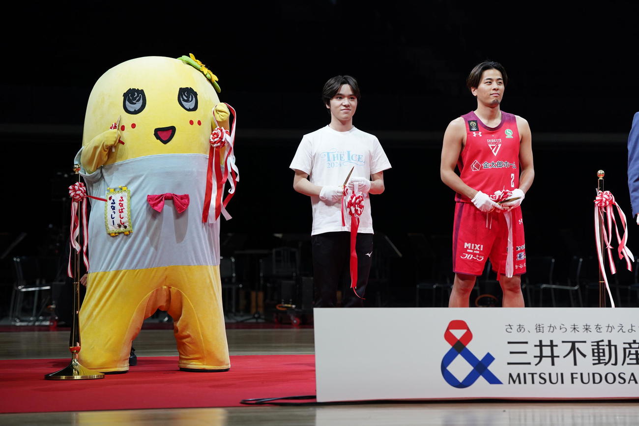 LaLa arena TOKYO－BAYのお披露目イベントのテープカットセレモニーに臨む、左からふなっしー、プロフィギュアスケーターの宇野、千葉ジェッツ・富樫（撮影・小沢裕）