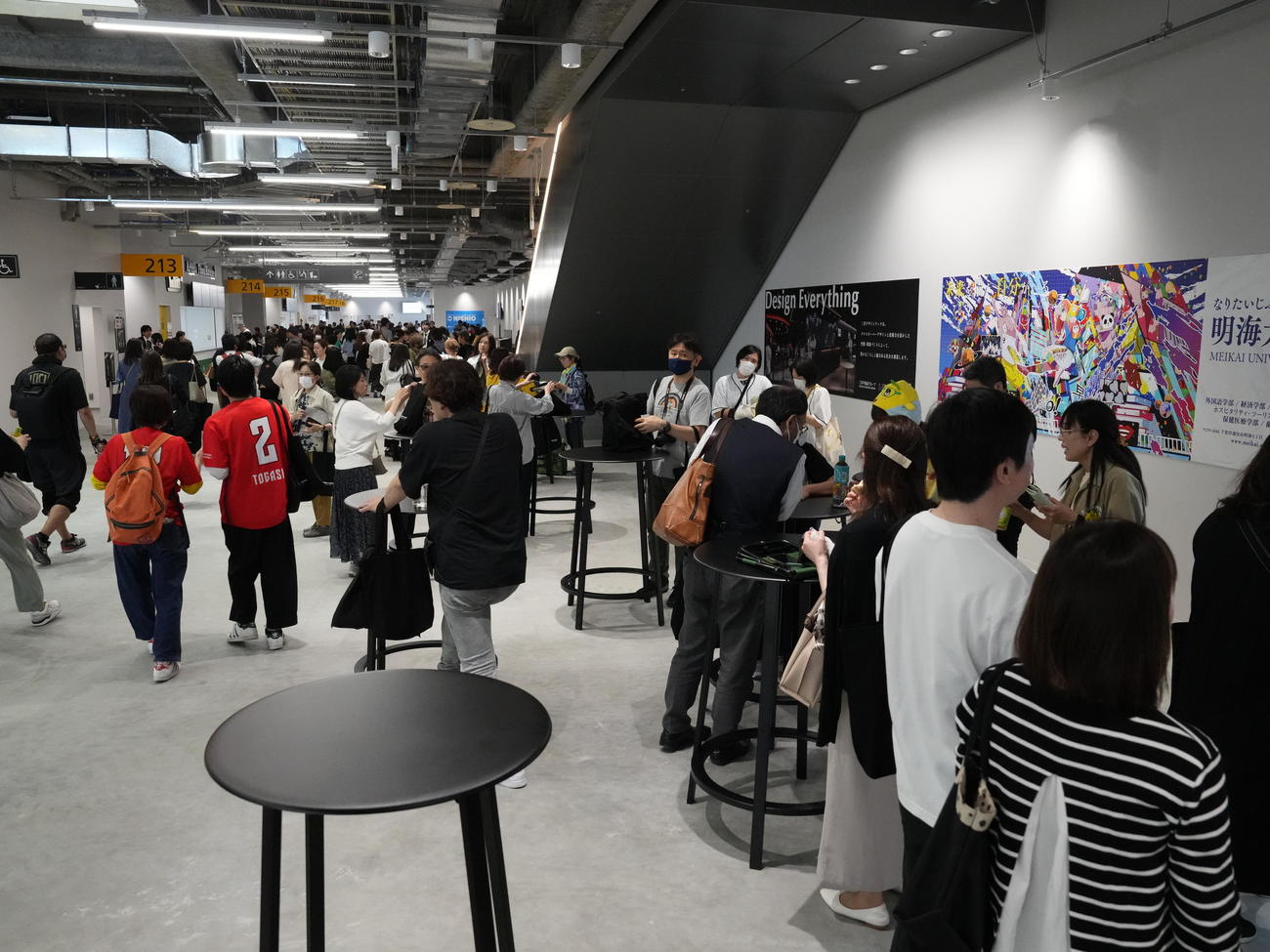 プレス用に内覧会でお披露目されたLaLa arena TOKYO－BAY。来館者の視点に立ち、館内には多くの丸テーブルが設けられた（撮影・小沢裕）