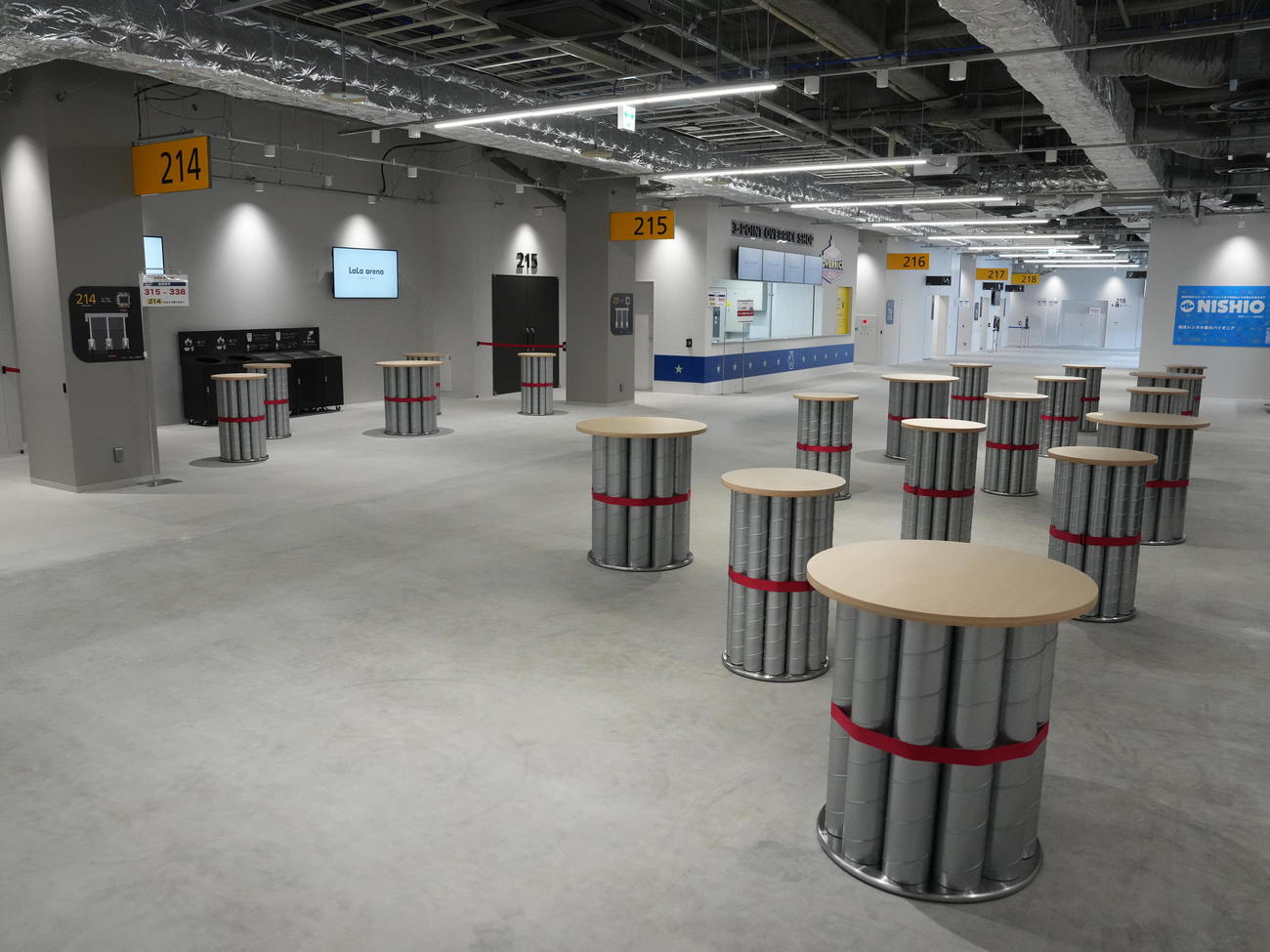 プレス用に内覧会でお披露目されたLaLa arena TOKYO－BAY。来館者の視点に立ち、館内には多くの丸テーブルが設けられた（撮影・小沢裕）