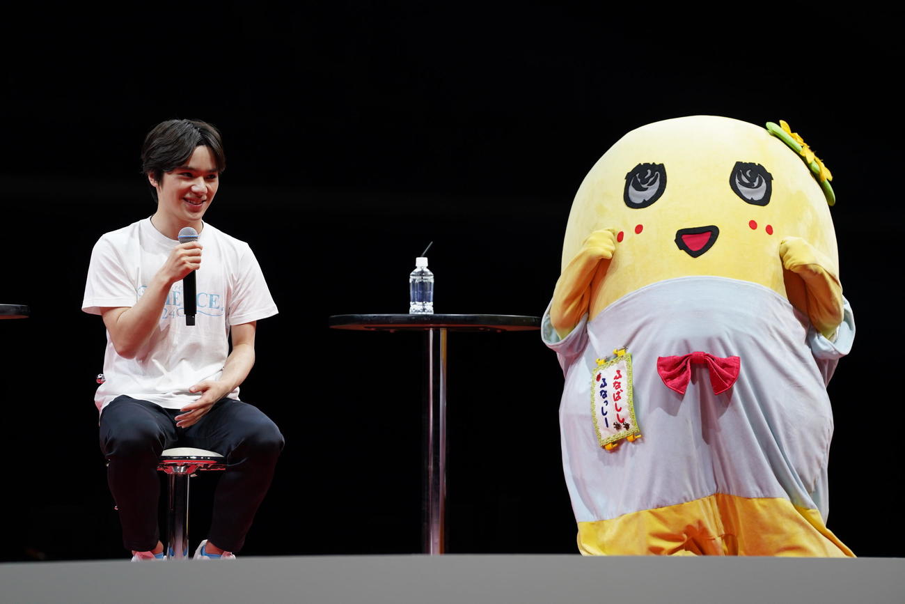 LaLa arena TOKYO－BAYのお披露目イベントのトークショーに臨むプロフィギュアスケーターの宇野昌磨（左）とふなっしー（撮影・小沢裕）