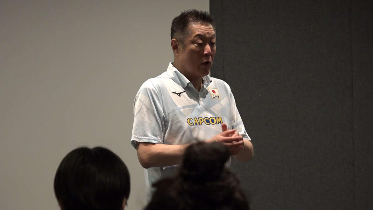 ミーティングで話す真鍋政義監督（C）JVA