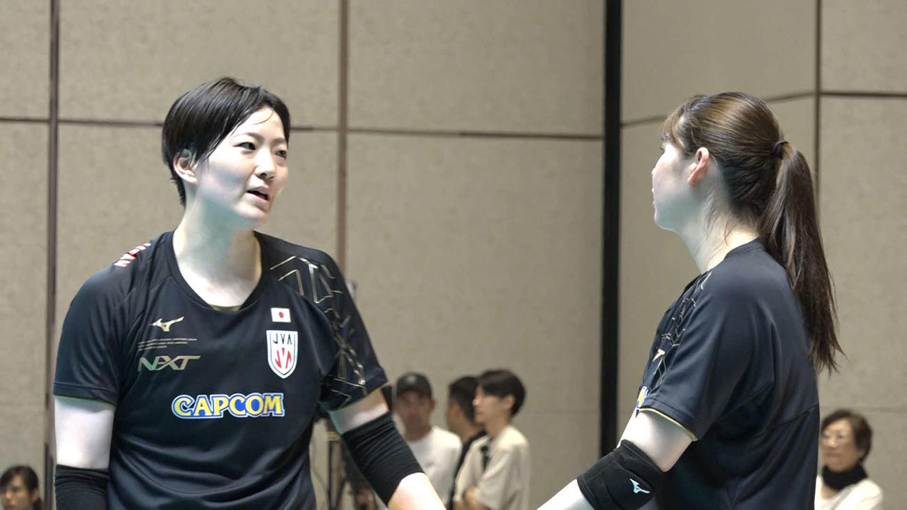 サーブについて話し合う荒木彩花（左）と山田二千華（C）JVA