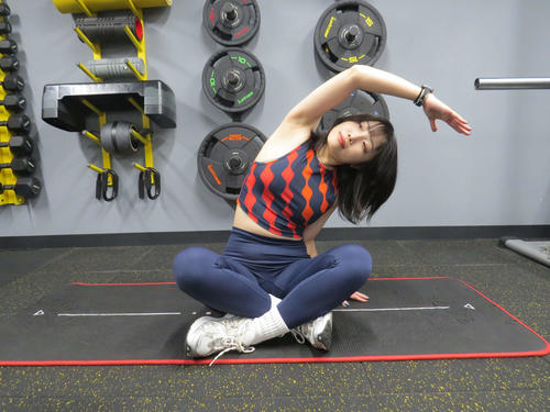 横に向かって体を倒す