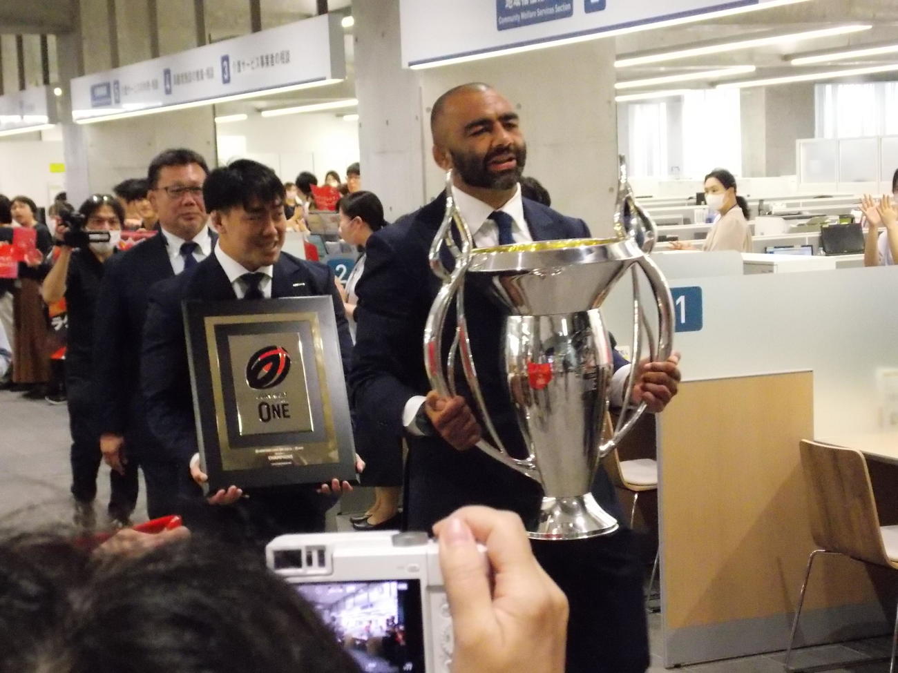 府中市役所を表敬訪問し、リーグワン優勝を報告したBL東京のリーチ・マイケル（右）ら（撮影・松本航）