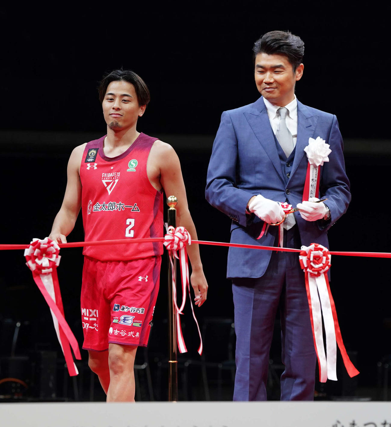 Lala arena TOKYOーBAYのお披露目イベントでテープカットイベントに臨む株式会社MIXIの木村代表取締役社長。左は千葉ジェッツ・富樫（撮影・小沢裕）