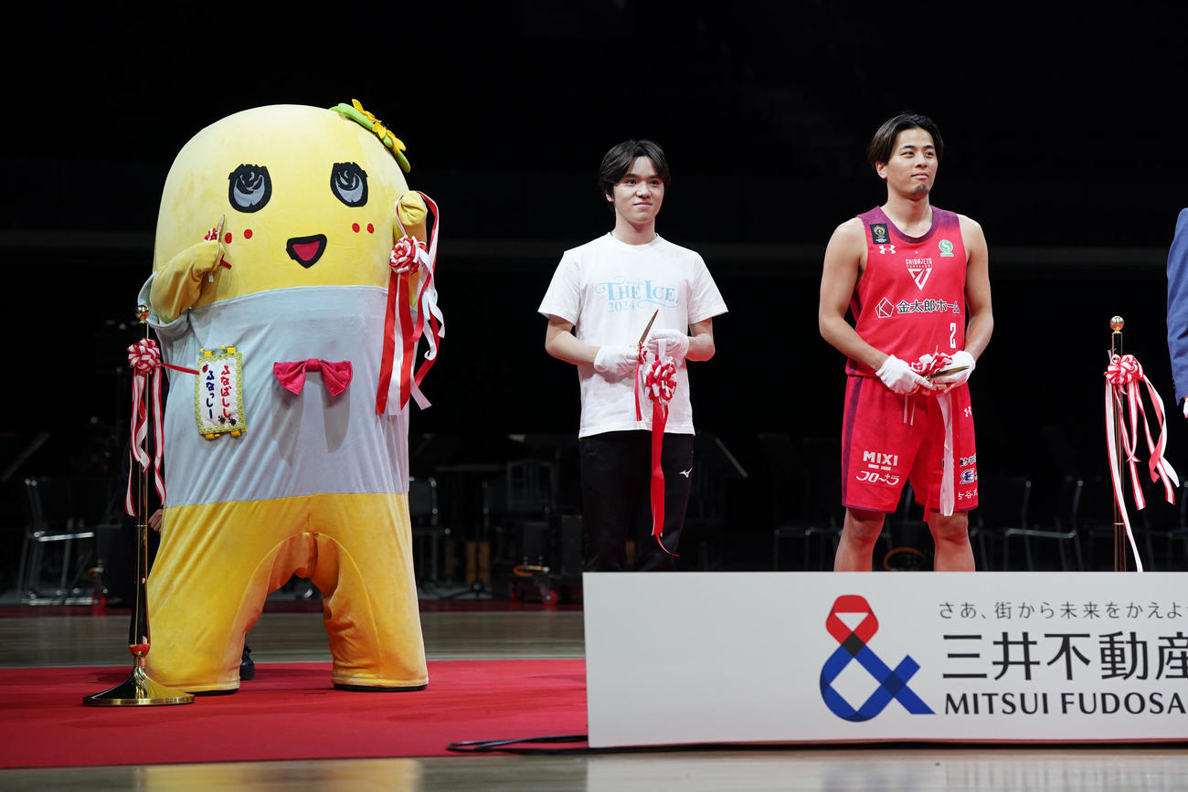 LaLa arena TOKYO－BAYのお披露目イベントのテープカットセレモニーに臨む、左からふなっしー、プロフィギュアスケーターの宇野さん、千葉Jの富樫（撮影・小沢裕）