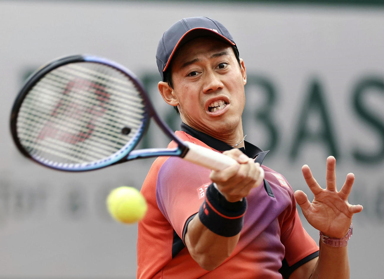 男子シングルス2回戦でプレーする錦織圭。中断の末に順延となった（共同）