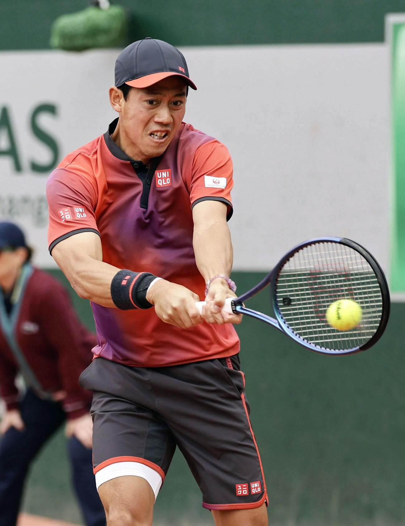 男子シングルス2回戦でプレーする錦織圭。中断の末に順延となった（共同