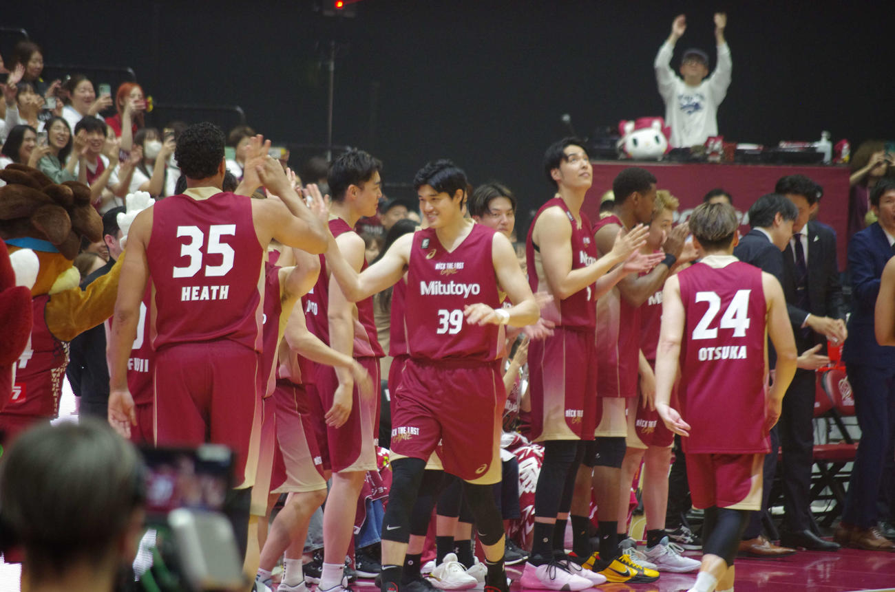背番号39のユニホーム姿で試合前にハイタッチする渡辺（中央）（撮影・奥岡幹浩）