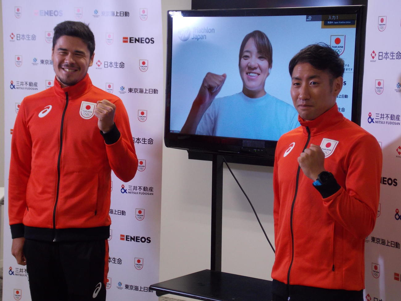 パリ五輪代表に内定したトライアスロンの左からニナー賢治、高橋侑子、小田倉真（撮影・松本航）