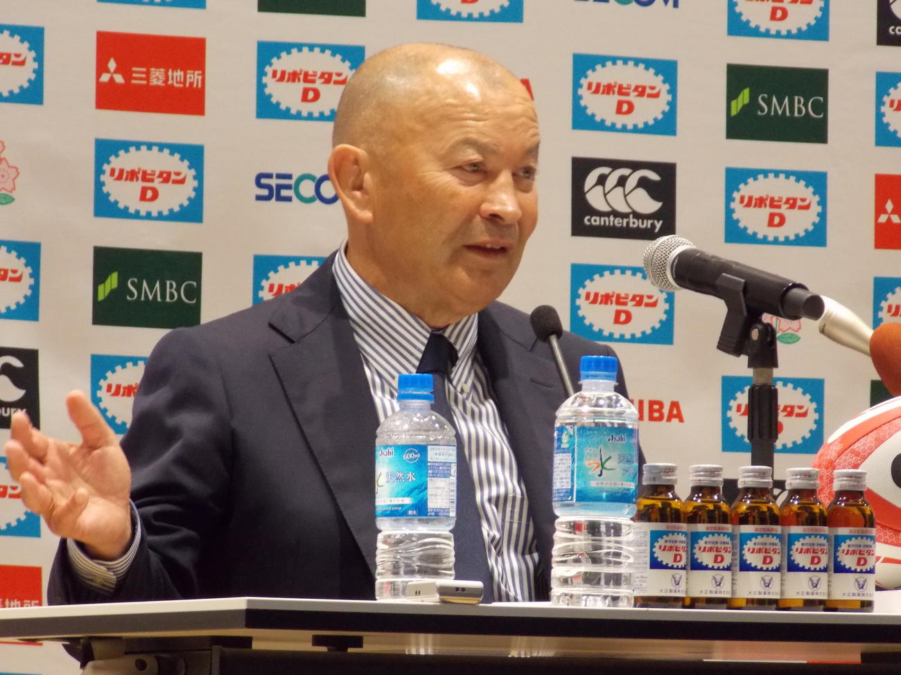 日本代表宮崎合宿のメンバー発表会見で、思いを語るエディー・ジョーンズ・ヘッドコーチ（撮影・松本航）