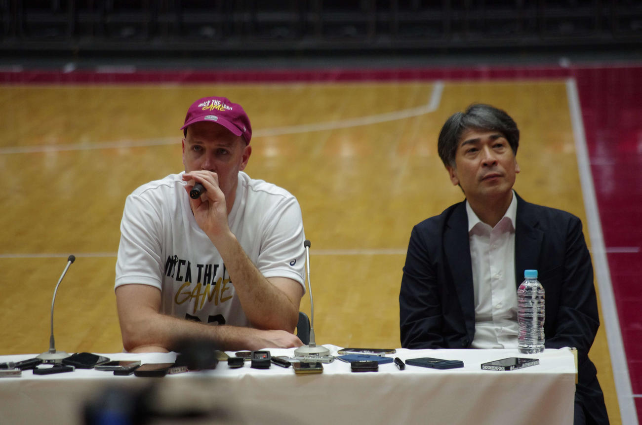 引退試合後の会見に臨むB1川崎のニック・ファジーカス（左）と北卓也ゼネラルマネジャー