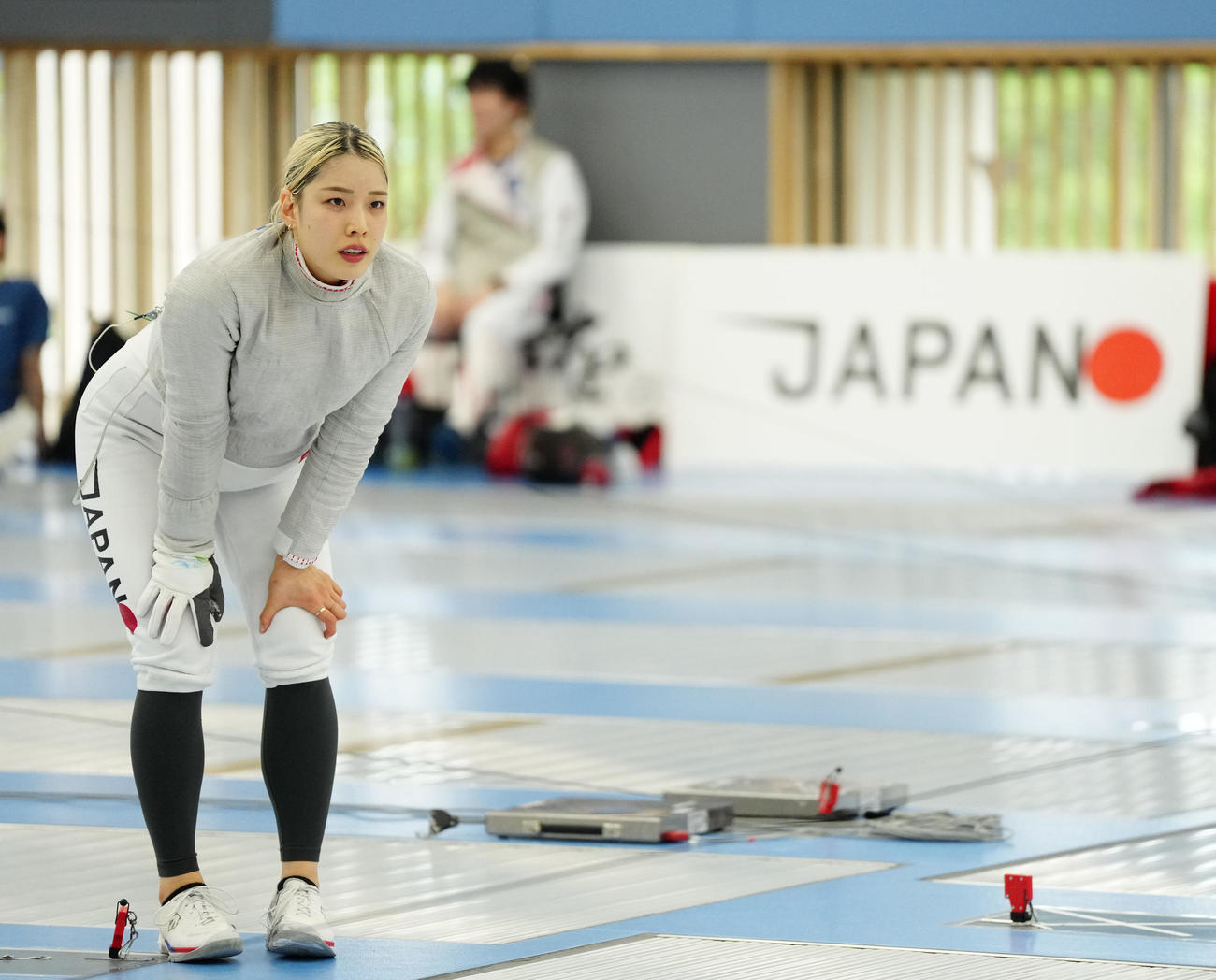 フェンシング日本代表公開練習でチームメートの動きを見つめるサーブルの江村（撮影・狩俣裕三）