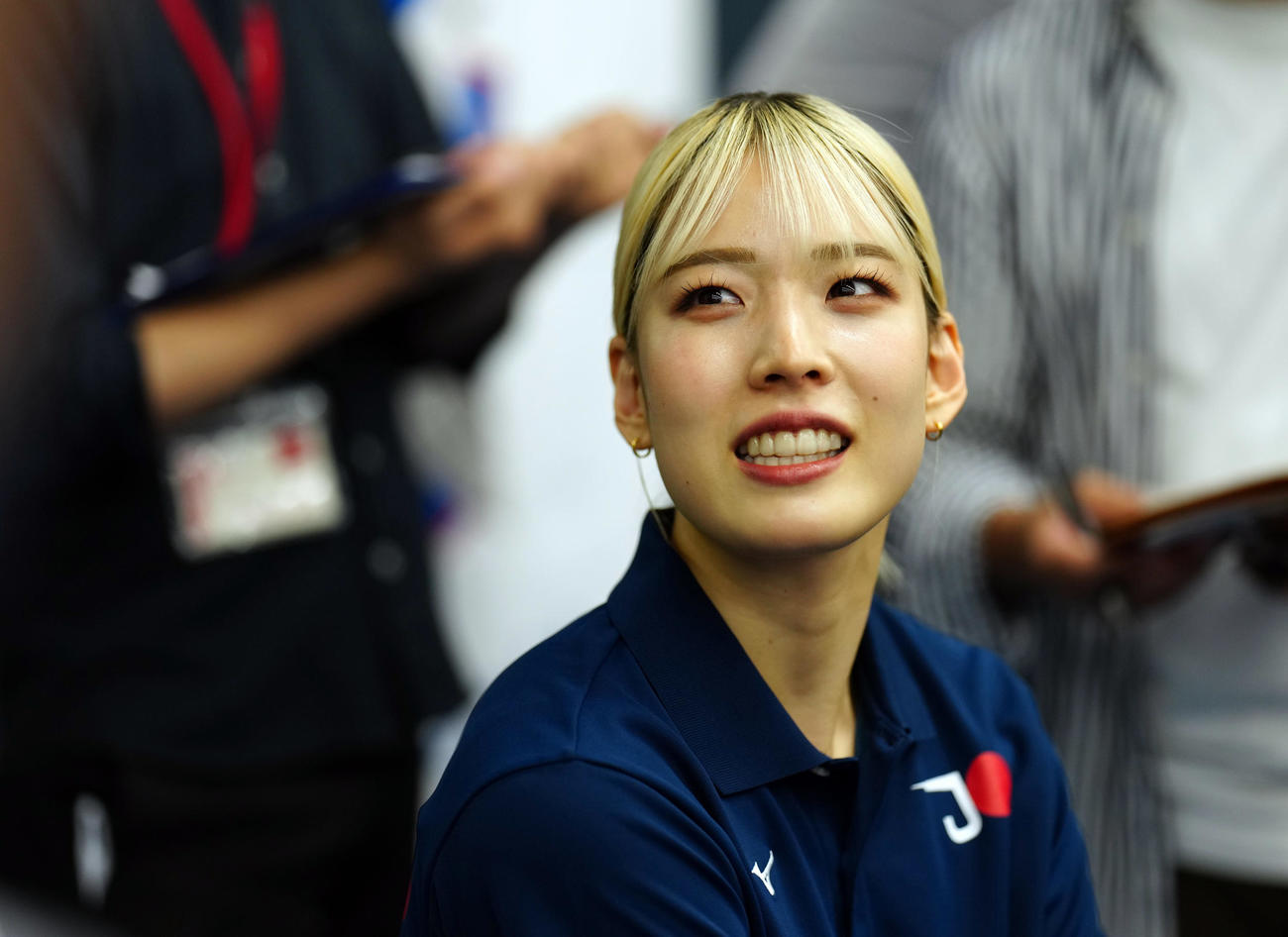 練習後、報道陣に対応する女子フェンシング代表サーブルの江村（左）（撮影・狩俣裕三）