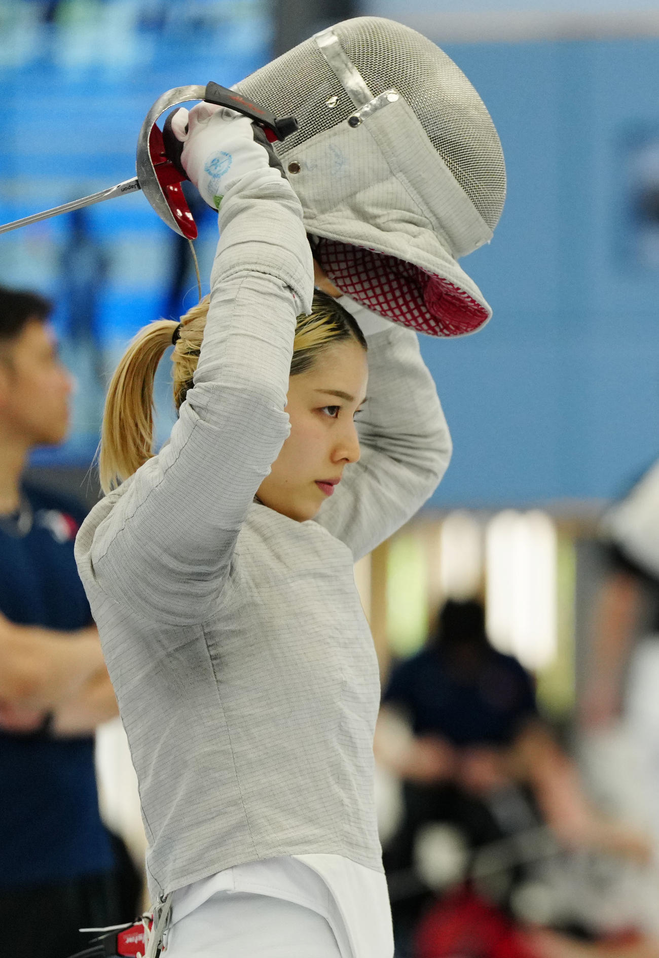 公開練習でマスクをかぶる女子フェンシング代表サーブルの江村（撮影・狩俣裕三）