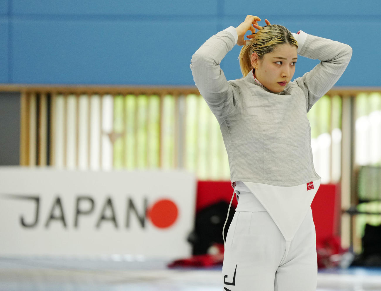 公開練習で髪をまとめる女子フェンシング代表サーブルの江村（撮影・狩俣裕三）