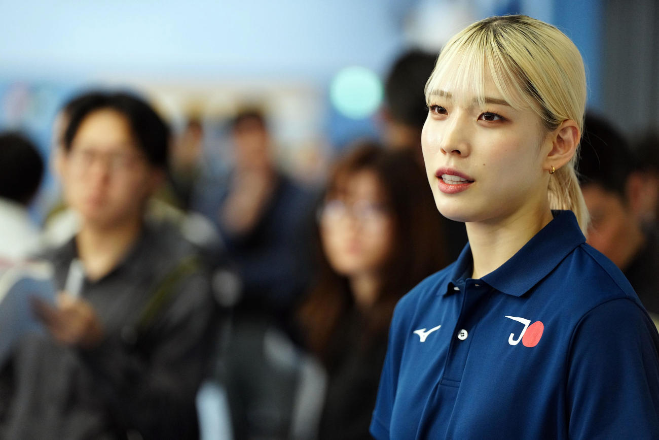 練習後、報道陣に対応する女子フェンシング代表サーブルの江村（撮影・狩俣裕三）
