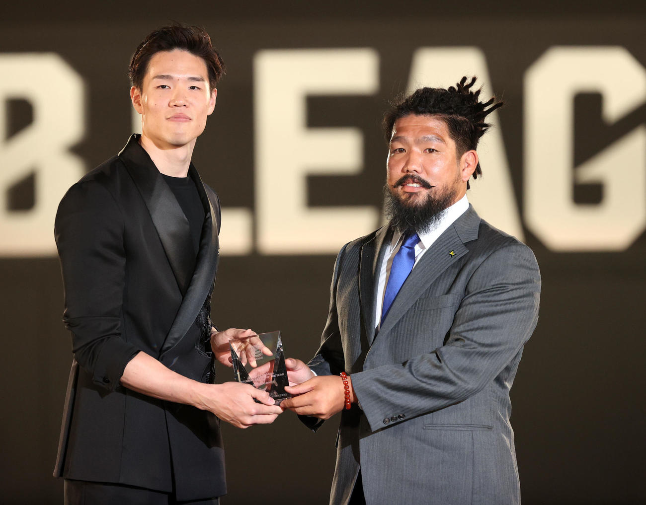 ベストディフェンダー賞に輝いた馬場。右は堀江翔太（撮影・大野祥一）