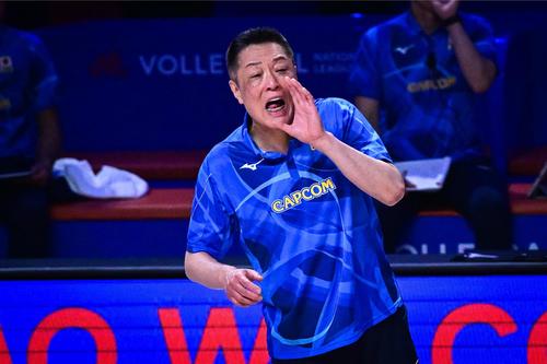 選手に声をかける真鍋政義監督（C）FIVB