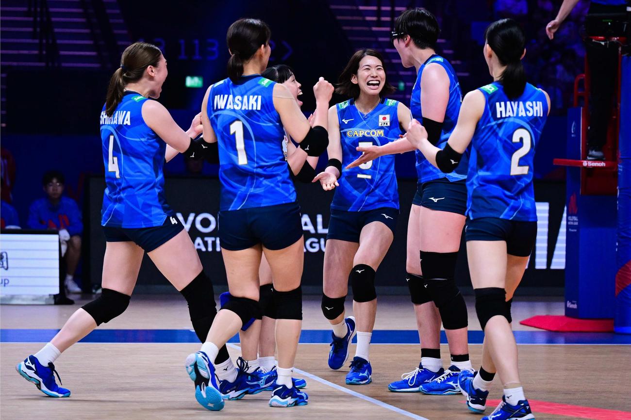 声をかけ合う女子日本代表（C）FIVB