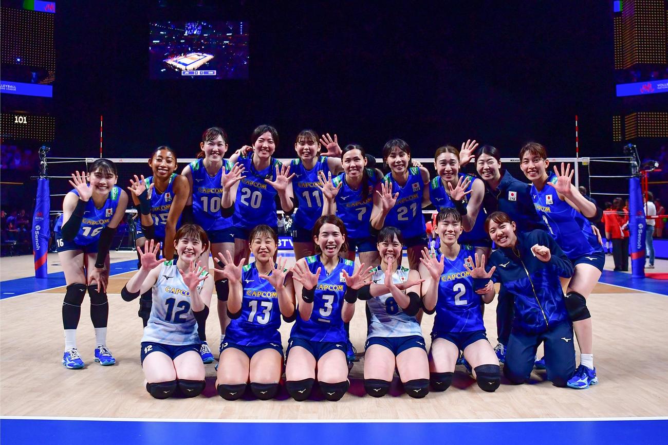 中国に勝利し笑顔で集合写真に納まる女子日本代表　（C）FIVB