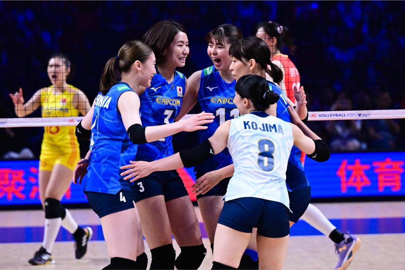 日本対中国　声をかけ合う女子日本代表（C）FIVB