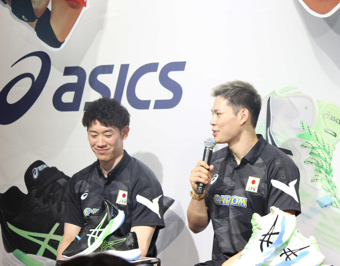 アシックスのイベントに参加する（左から）石川祐希、西田有志（撮影・勝部晃多）
