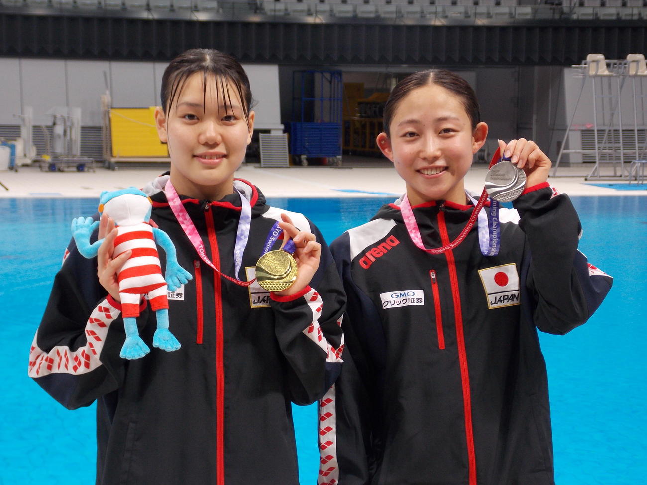 東京都選手権女子100メートルバタフライ決勝を制した平井瑞希（左）と2位の三井愛梨（撮影・松本航）