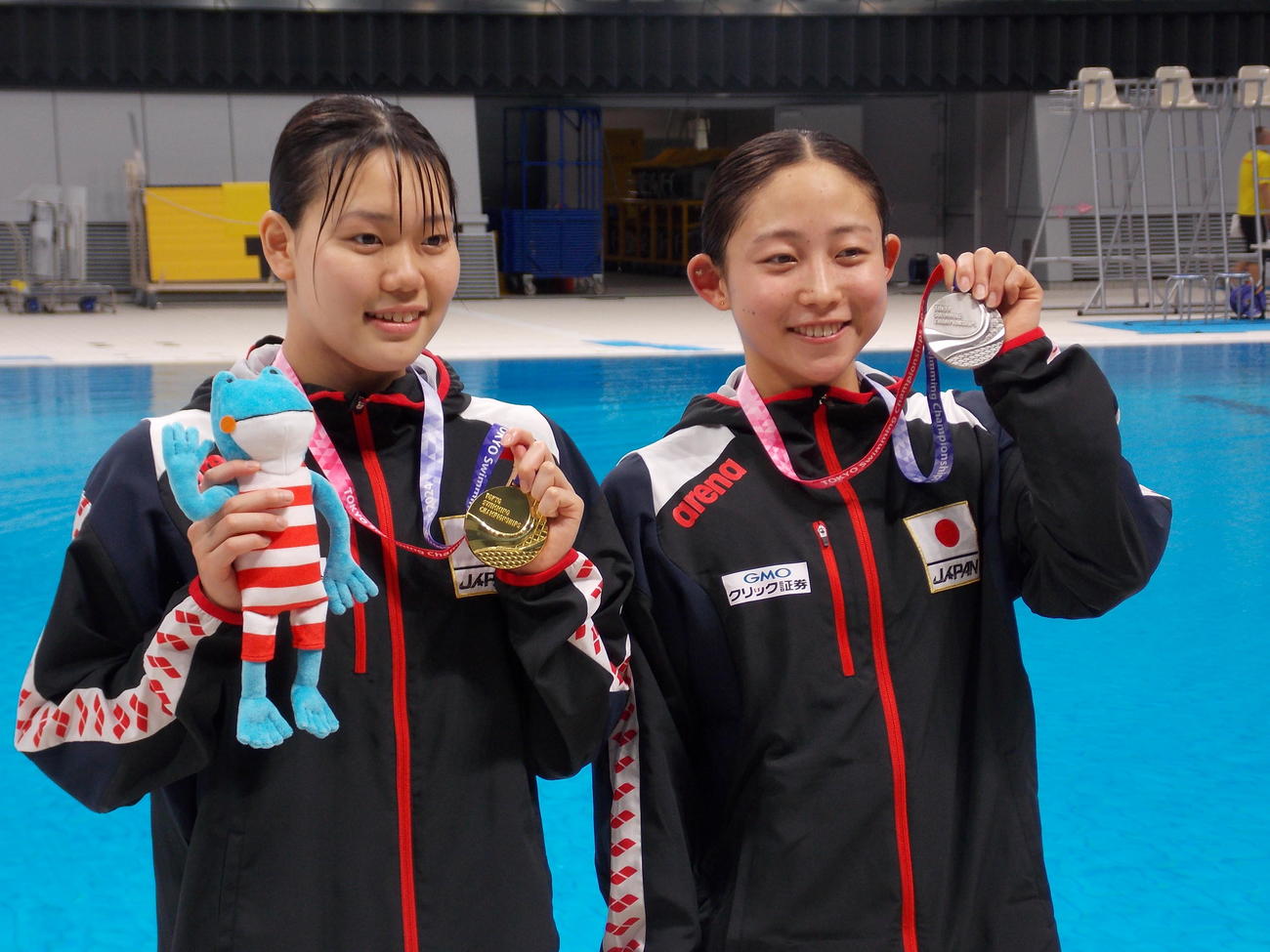 東京都選手権女子100メートルバタフライ決勝を制した平井瑞希（左）と2位の三井愛梨（撮影・松本航）