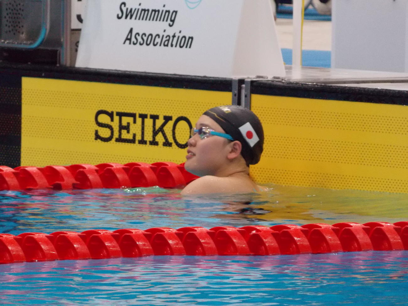 東京都選手権女子100メートルバタフライ決勝を終え、タイムを確認する平井瑞希（撮影・松本航）