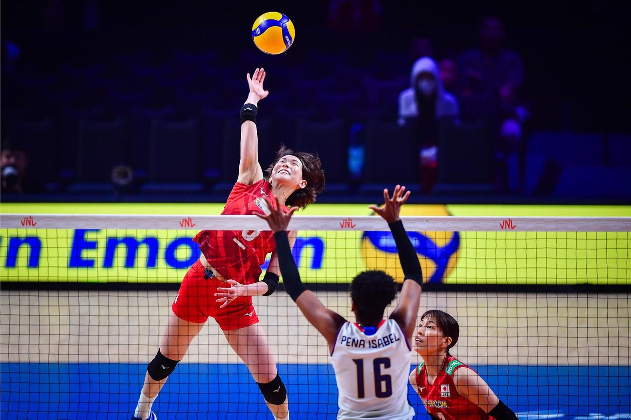 スパイクを打つ古賀紗理那（左）（C）FIVB