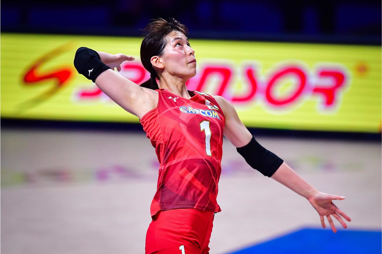 手を挙げる岩崎こよみ（C）FIVB
